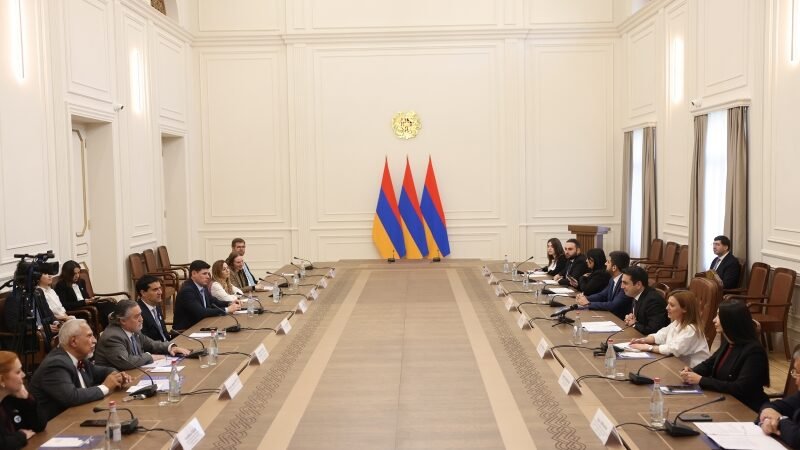 Alen Simonyan exchanges views with Argentine legislators on the issue of prisoners